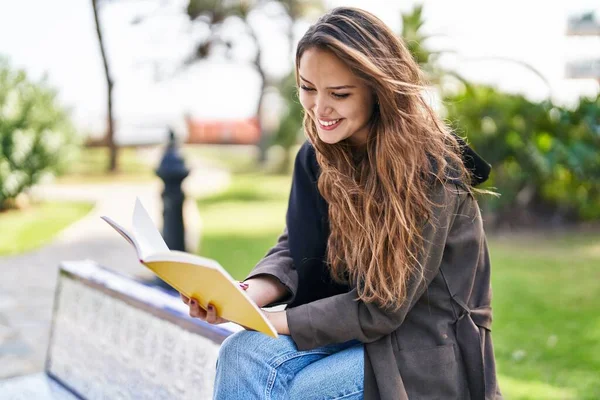 Молодая Красивая Латиноамериканка Читает Книгу Сидя Скамейке Парке — стоковое фото