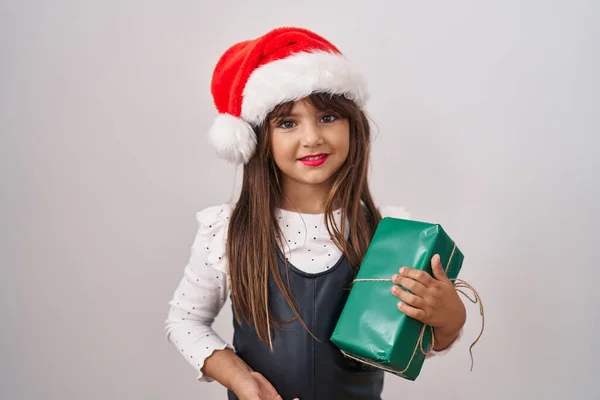 Liten Latinamerikansk Flicka Bär Jul Hatt Och Hålla Gåvor Ser — Stockfoto