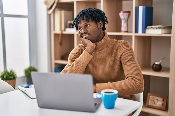 Mladý Africký Muž Dredy Pracuje Pomocí Počítačového Notebooku Myšlení Vypadá — Stock fotografie