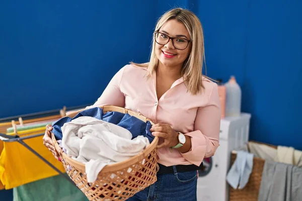 Young Hispanic Woman Smiling Confident Holding Basket Clothes Laundry Room — 图库照片