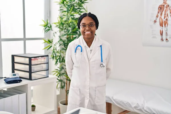 Mujer Afroamericana Doctora Sonriendo Confiada Pie Clínica —  Fotos de Stock