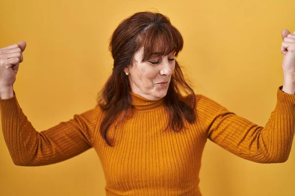 Mulher Hispânica Meia Idade Sobre Fundo Amarelo Mostrando Músculos Dos — Fotografia de Stock