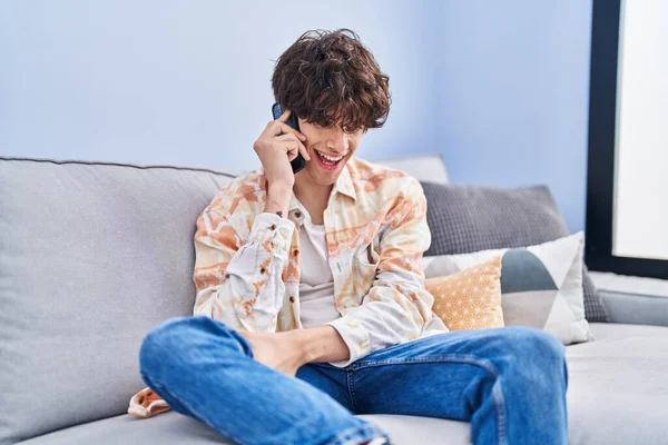 Joven Hombre Hispano Hablando Teléfono Inteligente Sentado Sofá Casa — Foto de Stock