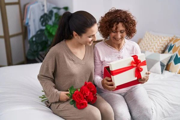 Two Women Mother Daughter Surprise Gift Flowers — Fotografia de Stock