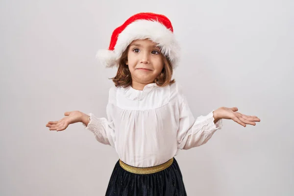 Malá Hispánka Vánočním Klobouku Křičí Křičí Stranu Rukou Ústech Komunikační — Stock fotografie