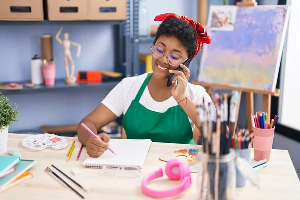 African American Woman Artist Talking Smartphone Drawing Notebook Art Studio — Stockfoto