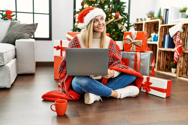 Mladá Blondýna Žena Pomocí Notebooku Sedí Vánočního Stromku Doma — Stock fotografie