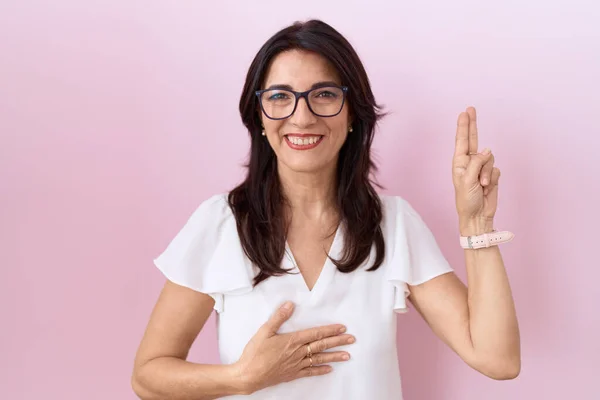 Midaldrende Spansktalende Kvinde Iført Afslappet Hvid Shirt Briller Smilende Sværger - Stock-foto