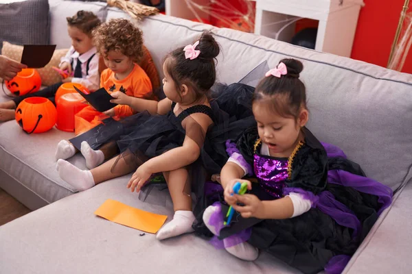 Cadılar Bayramı Kostümü Giymiş Bir Grup Çocuk Evde Kağıt Kesiyor — Stok fotoğraf