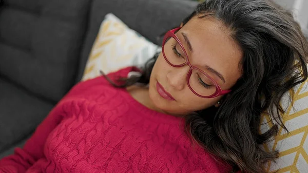 Young Beautiful Hispanic Woman Lying Sofa Sleeping Home — 스톡 사진