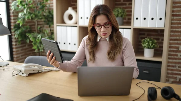 Young Beautiful Hispanic Woman Business Worker Using Touchpad Laptop Office — Stok fotoğraf