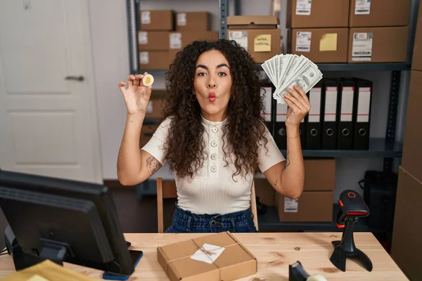 Young Hispanic Woman Working Small Business Ecommerce Holding Money Bitcoin — Stock Photo, Image