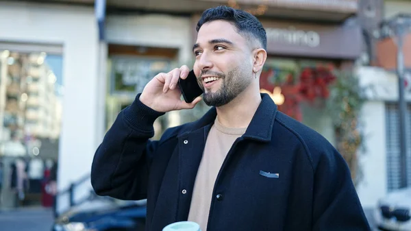 Hombre Árabe Joven Sonriendo Confiado Hablando Teléfono Inteligente Calle — Foto de Stock