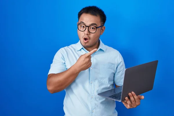 Китайский Молодой Человек Помощью Компьютера Ноутбук Удивлен Указывая Пальцем Сторону — стоковое фото