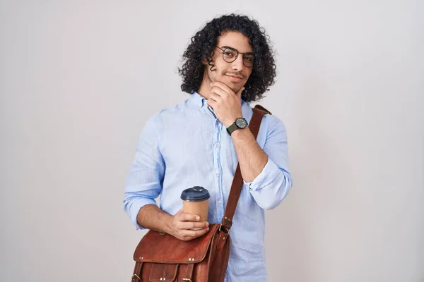Hombre Hispano Con Pelo Rizado Bebiendo Una Taza Café Para — Foto de Stock