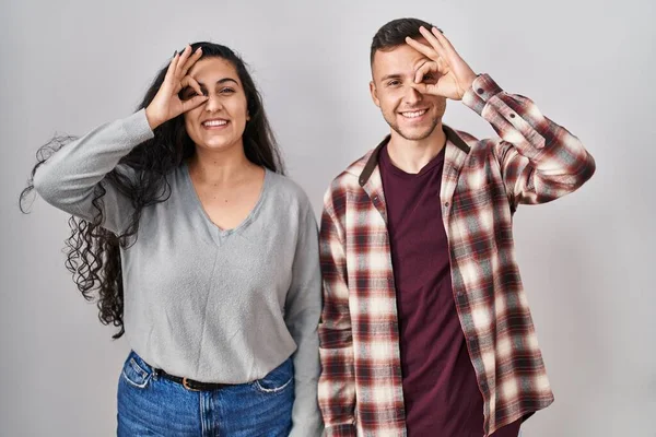 Young Hispanic Couple Standing White Background Doing Gesture Hand Smiling — Stock Photo, Image