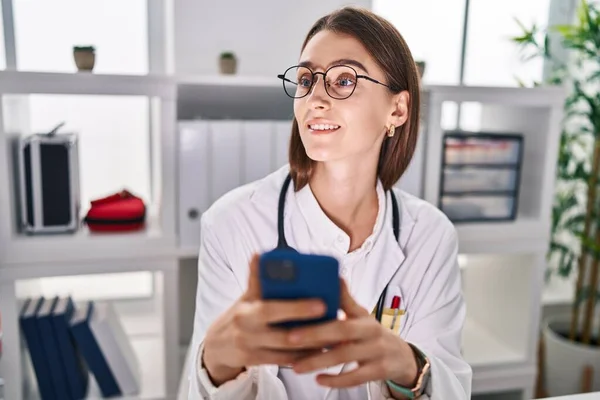 Young Caucasian Woman Doctor Using Smartphone Working Clinic — Stockfoto