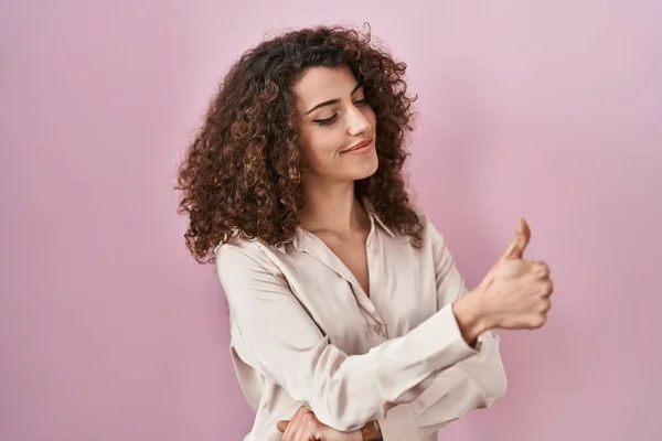 Hispanic Woman Curly Hair Standing Pink Background Looking Proud Smiling — Foto Stock