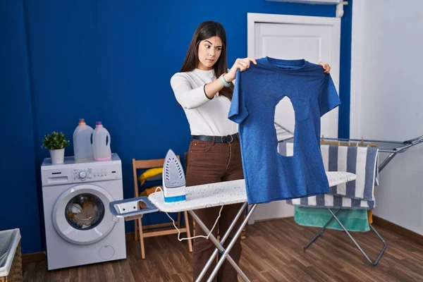 Jovem Morena Engomar Segurando Queimado Camisa Ferro Lavanderia Cético Nervoso — Fotografia de Stock