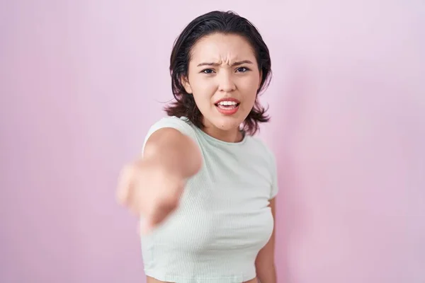 Hispanic Young Woman Standing Pink Background Pointing Displeased Frustrated Camera — Stok fotoğraf