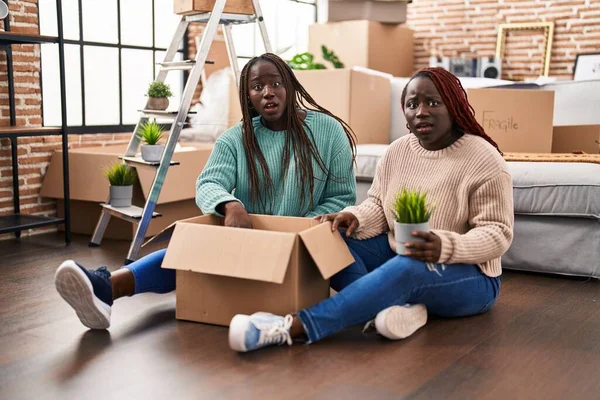 Twee Afrikaanse Vrouwen Verhuizen Naar Een Nieuw Huis Vloer Bang — Stockfoto