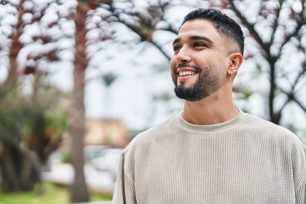Jonge Arabische Man Glimlachend Vol Vertrouwen Staand Het Park — Stockfoto