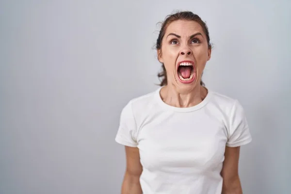 Beautiful Brunette Woman Standing Isolated Background Angry Mad Screaming Frustrated — Stock Photo, Image