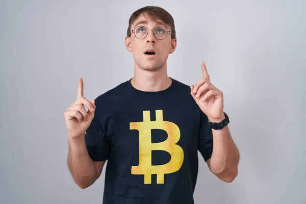 Bitcoin Tişört Giyen Beyaz Sarışın Bir Adam Şaşırmış Şaşırmış Bir — Stok fotoğraf