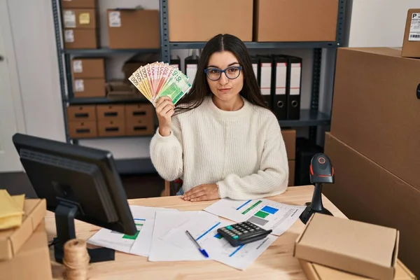 Young Hispanic Woman Working Small Business Ecommerce Holding Money Thinking — Stock Photo, Image
