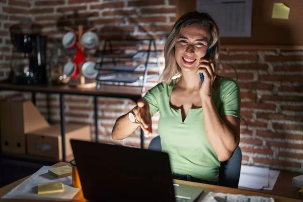 Jonge Mooie Vrouw Werken Kantoor Nachts Spreken Aan Telefoon Glimlachend — Stockfoto