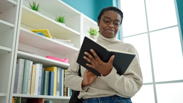 Африканська Студентка Яка Читає Книжки Бібліотечному Університеті — стокове фото
