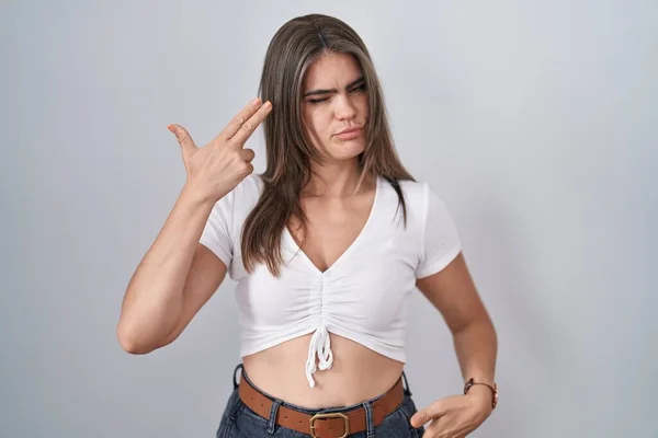 Jonge Mooie Vrouw Draagt Casual Witte Shirt Schieten Zichzelf Doden — Stockfoto