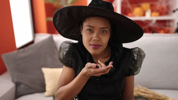 Αφροαμερικανή Γυναίκα Φορώντας Κοστούμι Μάγισσας Κάνει Μαγική Χειρονομία Στο Σπίτι — Φωτογραφία Αρχείου