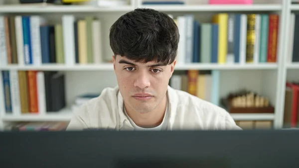 Young Hispanic Man Student Using Computer Studying Library University — Foto de Stock