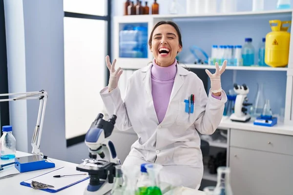 Jonge Brunette Vrouw Werkt Wetenschapper Laboratorium Vieren Gek Gek Voor — Stockfoto