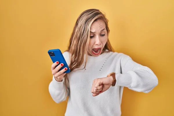 Ung Blond Kvinna Med Smartphone Skriva Meddelande Tittar Klockan Tid — Stockfoto
