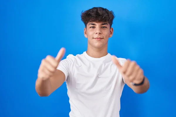 Ισπανόφωνος Έφηβος Στέκεται Πάνω Από Μπλε Φόντο Έγκριση Κάνει Θετική — Φωτογραφία Αρχείου