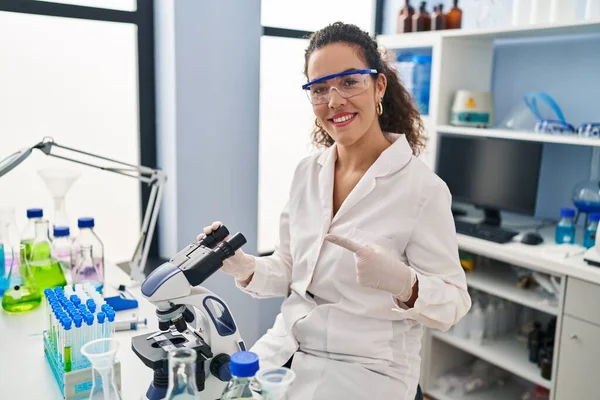 Young Hispanic Woman Working Scientist Laboratory Smiling Happy Pointing Hand — Stock Photo, Image