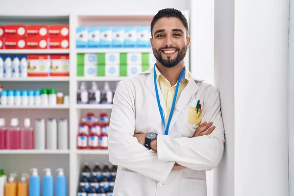 Молодий Арабський Чоловік Фармацевт Усміхнений Впевнений Стоїть Руках Схрещений Жест — стокове фото