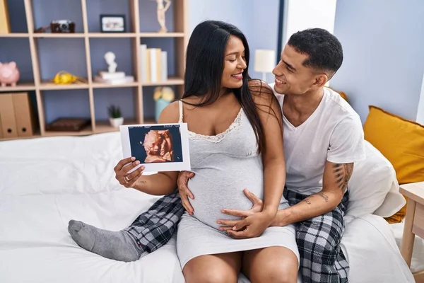 Joven Pareja Latina Esperando Bebé Abrazándose Mutuamente Sosteniendo Ecografía Dormitorio — Foto de Stock