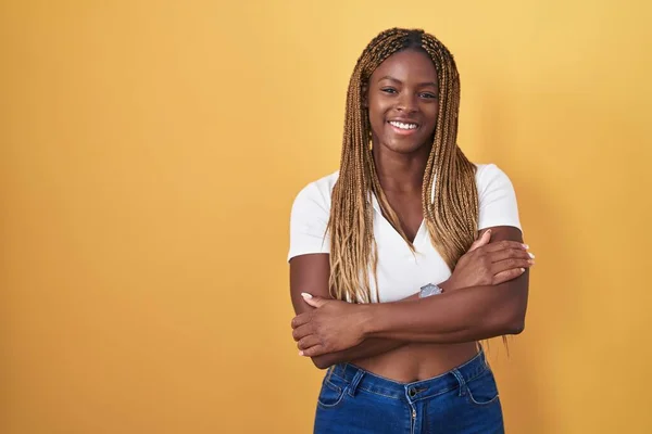 Afroamerikanerin Mit Geflochtenen Haaren Steht Vor Gelbem Hintergrund Und Lächelt — Stockfoto