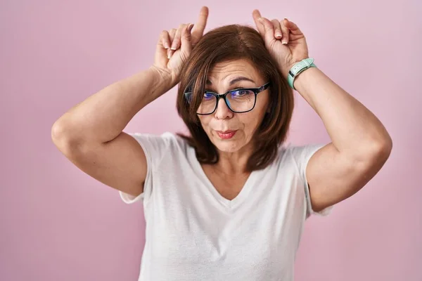 Middle Age Hispanic Woman Standing Pink Background Doing Funny Gesture — Stock Photo, Image