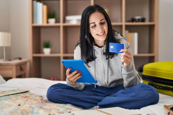 Young Caucasian Woman Tourist Using Credit Card Touchpad Sitting Bed — Foto Stock