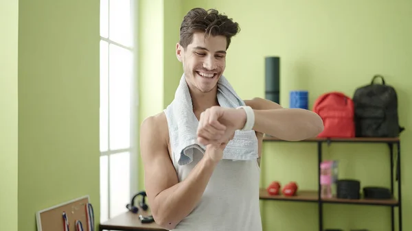 Young Hispanic Man Smiling Confident Using Stopwatch Sport Center — ストック写真