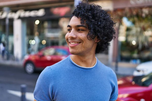 Joven Hombre Hispano Sonriendo Confiado Pie Calle —  Fotos de Stock