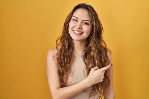 Молода Іспаномовна Жінка Стоїть Над Жовтим Тлом Весела Посмішкою Обличчя — стокове фото
