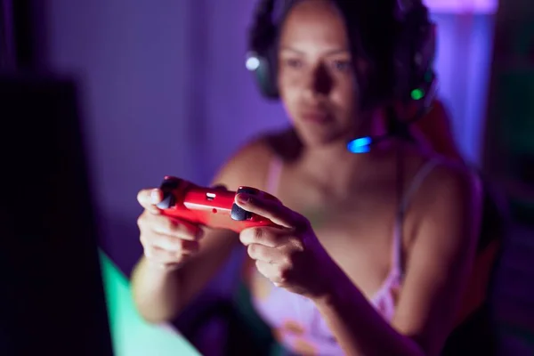 Young Hispanic Woman Streamer Playing Video Game Gaming Room — Stock Photo, Image