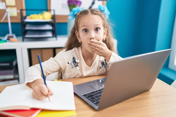 Menina Jovem Sentada Mesa Fazendo Lição Casa Com Laptop Cobrindo — Fotografia de Stock