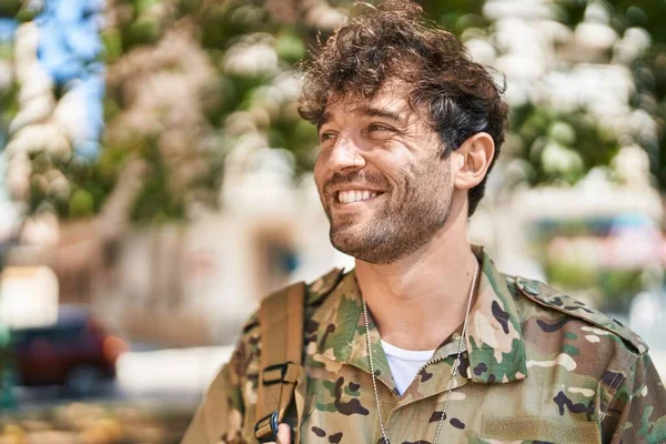 Νεαρός Στρατιώτης Του Στρατού Χαμογελά Αυτοπεποίθηση Στο Πάρκο — Φωτογραφία Αρχείου