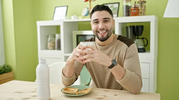 Hombre Árabe Joven Desayunando Sentado Mesa Casa —  Fotos de Stock